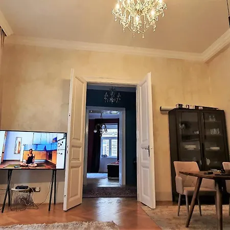 R64 - Classy & Spacious Near District