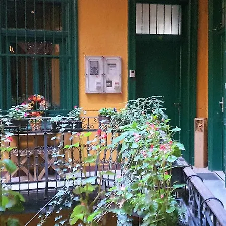 R64 - Classy & Spacious Near District Apartment *