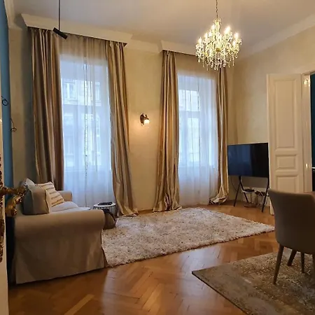 Rb64 - Classy & Spacious Near District Apartment *