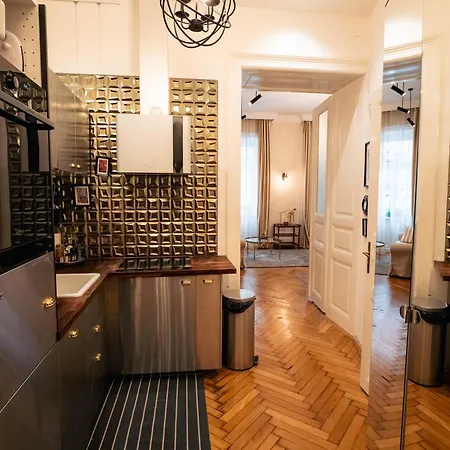 Rb64 - Classy & Spacious Near District *