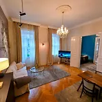 Rb64 - Classy & Spacious Near District Apartment
