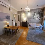 Rb64 - Classy & Spacious Near District Apartment