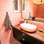 Rb64 - Classy & Spacious Near District *