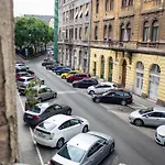 Apartment Rb64 - Classy & Spacious Near District *