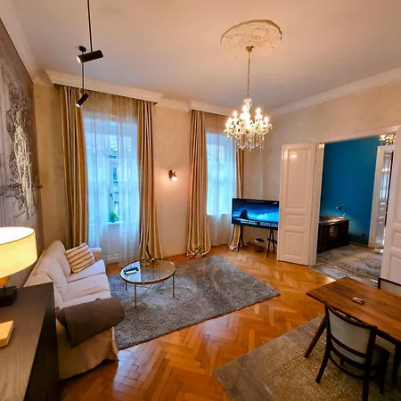 Rb64 - Classy & Spacious Near District Apartment