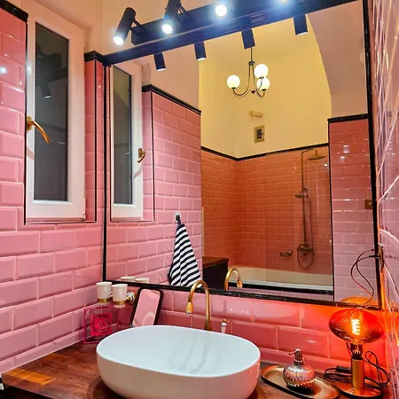 Rb64 - Classy & Spacious Near District Apartment