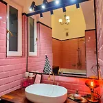 Rb64 - Classy & Spacious Near District Apartment